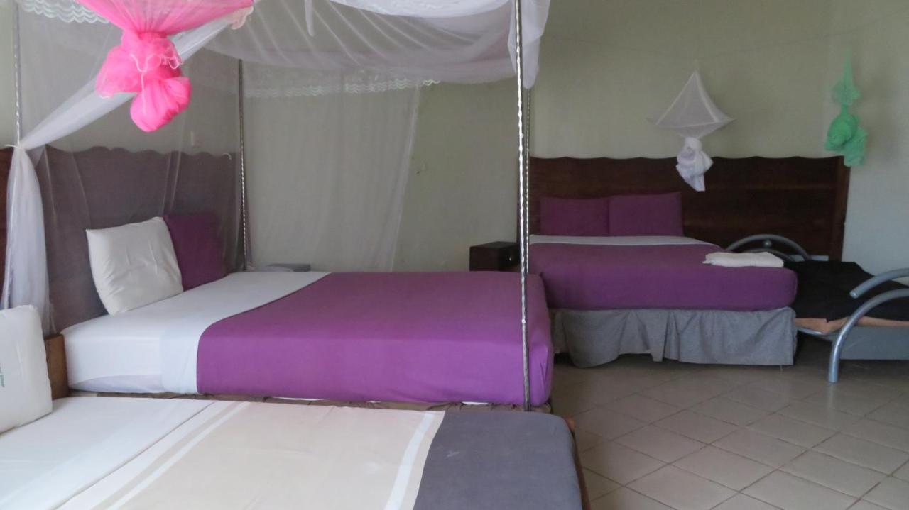 Global Village Hotel Pakwach ภายนอก รูปภาพ