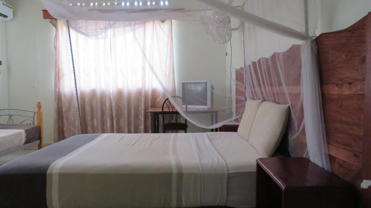 Global Village Hotel Pakwach ภายนอก รูปภาพ